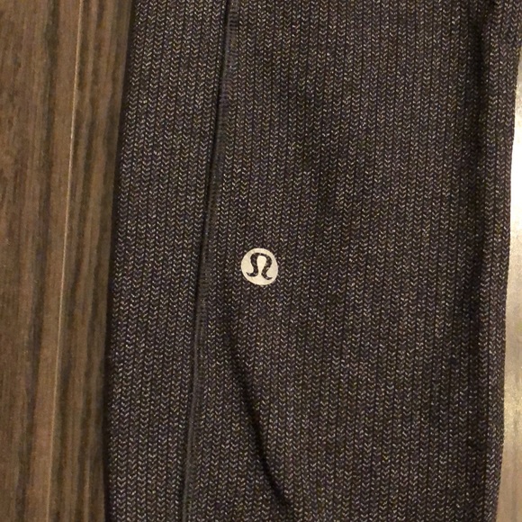 Grey lululemon leggings - size 4 - Picture 3 of 4